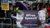 Những người ủng hộ đứng bên ngoài tòa án ở London vào ngày 24/2/2020, mang theo biểu ngữ yêu cầu trả tự do và không dẫn độ ông Julian Assange - người sáng lập Wikileaks - sang Hoa Kỳ.