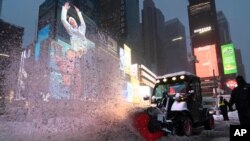 17일 미국 뉴욕 맨해튼 타임스스퀘어에서 제설차량이 눈을 치우고 있다.