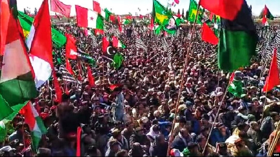 تېر کال د وزير اعظم عمران خان حکومت رانسکورولو لپاره جوړ د مخالفو ګوندونو ایتلاف کې د دوه لوى سياسي ګوندونو پيبلز پارټى او مسلم ليګ نواز ګوند ترمينځ وړاندى نه د احتجاج په تګلاره اختلافات وو. د پيپلز ګوند پارلېمنټ ا وپنجاب صوبه کى د بى باورۍ تحريکونو د لارى د واکمن تحريک انصاف ګ