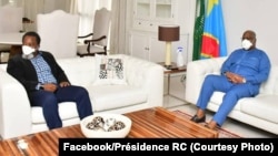 Président Féliex Tshisekedi (D) na mokonzi ya kala Josepha Kabila bakutani na N'Sele. Kinshasa, 21 avril 2020. (Facebook/Présidence RDC)