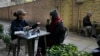 Warga menikmati teh di sebuah cafe di utara Teheran, Iran, pada 7 November 2024. (Foto: AP/Vahid Salemi)