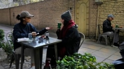 Warga menikmati teh di sebuah cafe di utara Teheran, Iran, pada 7 November 2024. (Foto: AP/Vahid Salemi)