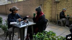 Warga menikmati teh di sebuah cafe di utara Teheran, Iran, pada 7 November 2024. (Foto: AP/Vahid Salemi)