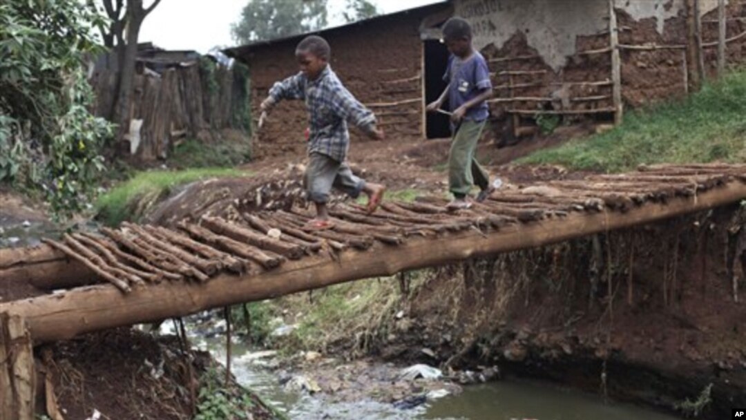 Di permukiman kumuh Kibera, Kenya, ini sebagian besar warga harus menggunakan "jamban bayaran" (foto: dok.).