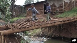 Di permukiman kumuh Kibera, Kenya, ini sebagian besar warga harus menggunakan "jamban bayaran" (foto: dok.).