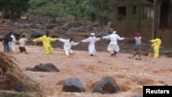 Des secouristes à la recherche d’éventuels survivants à Regent, Sierra Leone, 15 août 2017.