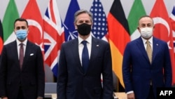 Ministre ya Italie ya Mambi ya BApaya Luigi Di Maio (G), sectrétaire d'Etat ya Amrika Antony Blinken (C) na ministre ya mambi ya Bapaya ya Truquie Mevlut Cavusogi, na Bruxelles, Belgique, 14 avril 2021.