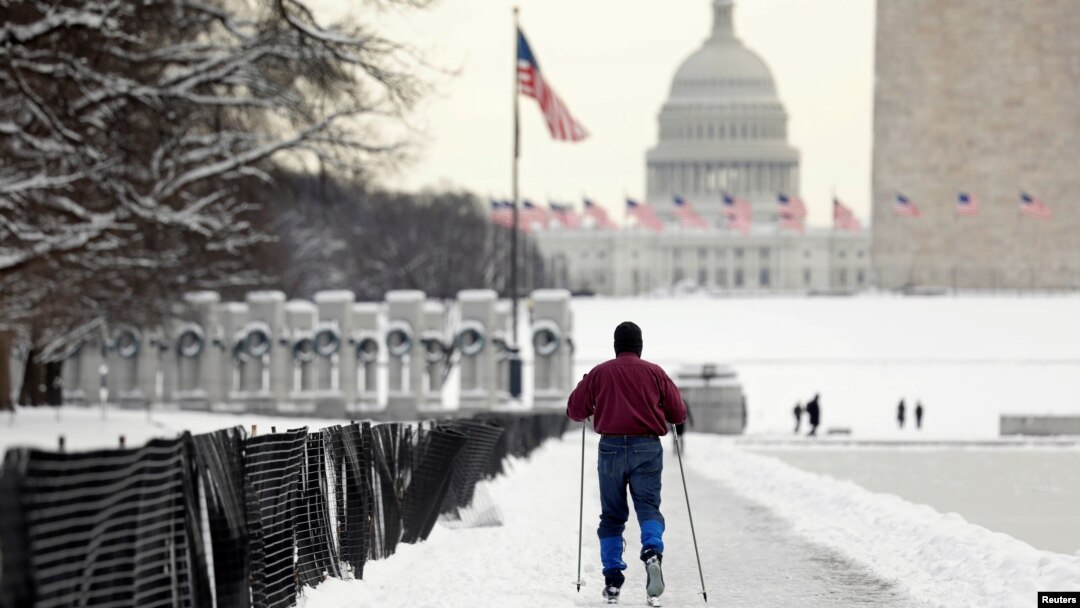Seorang pria bermain ski ke arah Gedung Capitol pada hari ke-24 penutupan kegiatan pemerintah AS di Washington D.C.,14 Januari 2019. (Foto: Reuters)