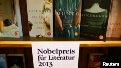 Buku karya penulis Kanada, Alice Munro, pemenang Nobel Sastra 2013, dipajang di sebuah pameran buku di Frankfurt (10//10). 