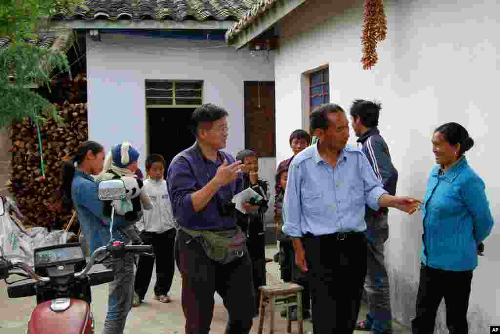 美国之音中文部记者沿着红军"长征"路线采访