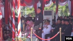 Menteri Dalam Negeri Tjahjo Kumolo saat menjadi Inspektur Upacara Hari Jadi Provinsi Jawa Timur ke 72 Tahun di halaman Tugu Pahlawan, Surabaya, Kamis, 12 Oktober 2017. (Foto: VOA/Petrus Riski).