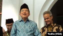 Wapres Jusuf Kalla (tengah-batik biru berpeci) di ponpes modern Assalam, Sukoharjo, Jawa Tengah, Sabtu, 8 Agustus 2015 (Foto: VOA/Yudha)