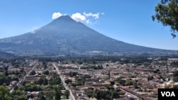 La Antigua Guatemala está rodeada por volcanes, que en el transcurso de los siglos han marcado su historia con terremotos y erupciones. En esta vista, desde el Cerro la Cruz, se observa el volcán de Agua. [Foto: Tomás Guevara, VOA]