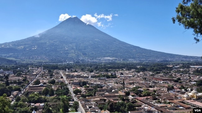 La Antigua Guatemala está rodeada por volcanes, que en el transcurso de los siglos han marcado su historia con terremotos y erupciones. En esta vista, desde el Cerro la Cruz, se observa el volcán de Agua. [Foto: Tomás Guevara, VOA]