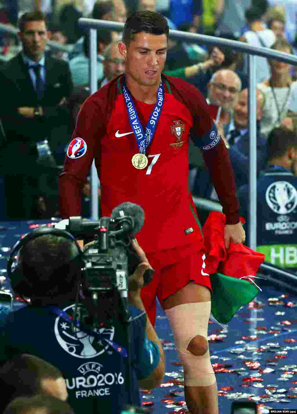 Cristiano Ronaldo sai do pódio depois da final entre Portugal e França, com Portugal campeão da Europa. UEFA EURO 2016