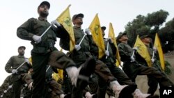 Kelompok militan Hizbullah, Lebanon melakukan parade di pinggiran ibukota Beirut (foto: dok). Sekitar 100 individu dan perusahaan yang berkaitan dengan Hizbullah masuk dalam daftar hitam Depkeu AS.