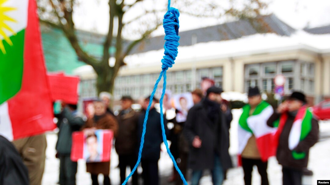 Orang-orang Iran di pengasingan berunjuk rasa menentang eksekusi di Iran, di luar Kedutaan Besar Iran di Brussels, Belgia, 29 Desember 2010.