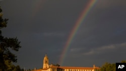 Um arco-íris forma-se sobre os Union Buildings em Pretória, África do Sul, quinta-feira, 12 de dezembro de 2013.