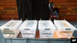 Cajas de plástico transparentes que contienen papeletas en un colegio electoral durante la elección de la Convención Constitucional, en Santiago de Chile, el sábado 15 de mayo de 2021.