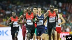 Ferguson Cheruiyot Rotich akiongoza kundi la wanariadha katika mbio za mita 800 Bejing