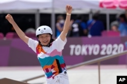 Japonská Momiji Nishiya reaguje poté, co v pondělí 26. července 2021 v Tokiu v Japonsku vyhrála finále žen ve street skate na Letních olympijských hrách 2020.  (AP Photo/Ben Curtis)