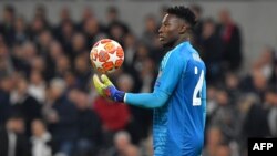 Andre Onana tient le ballon lors d'un match entre l'Ajax et Tottenham, à Londres, Angleterre, le 30 avril 2019. 