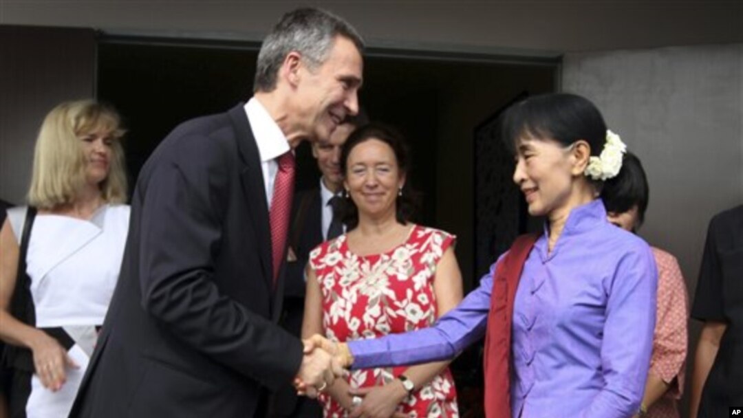 Pemimpin oposisi Burma, Aung San Suu Kyi (kanan) berjabat tangan dengan Perdana Menteri Norwegia Jens Stoltenberg di Naypyitaw, Burma (4/11). 