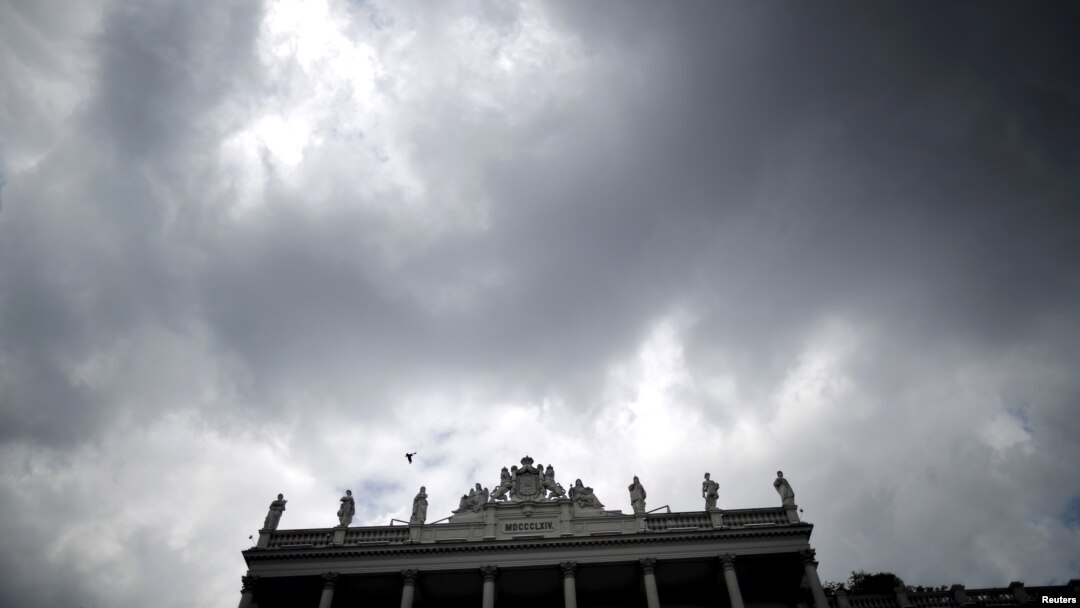 Dark clouds are seen over Palais Coburg hotel where the Iran nuclear talks meetings are being held in Vienna, Austria, July 9, 2015. 