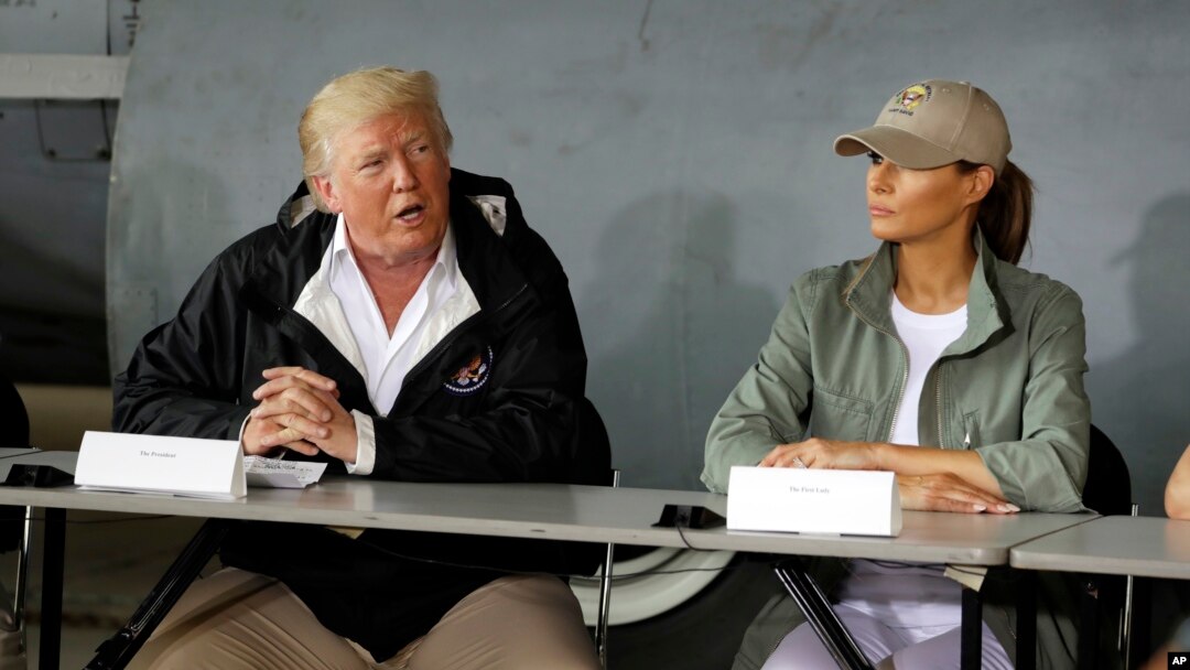 Presiden AS Donald Trump dan ibu negara Melania Trump berbicara mengenai upaya pemulihan dari badai Maria di San Juan, Puerto Rico, Selasa (3/10).
