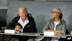 Le président Donald Trump parle des ravages de l'ouragan avec la Première dame Melania Trump à Porto Rico, le 3 octobre 2017, à San Juan.