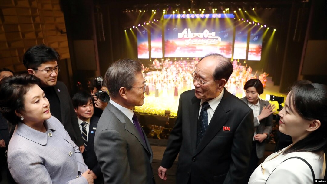 Presiden Korea Selatan Moon Jae-in berbicara dengan Presiden Presidium Majelis Rakyat Korea, Kim Young Nam. Adik Pemimpin Korea Utara Kim Jong Un, Kim Yo Jong, menyaksikan pertemuan itu, di Seoul, Korea Selatan, 11 Februari 2018.