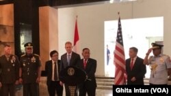 Menhan RI Ryamizard Ryacudu dan Pejabat Menhan AS Patrick Shanahan dalam Konferensi Pers di Kantor Kemenhan RI, Jakarta, Kamis (30/5) (foto: VOA/Ghita Intan )