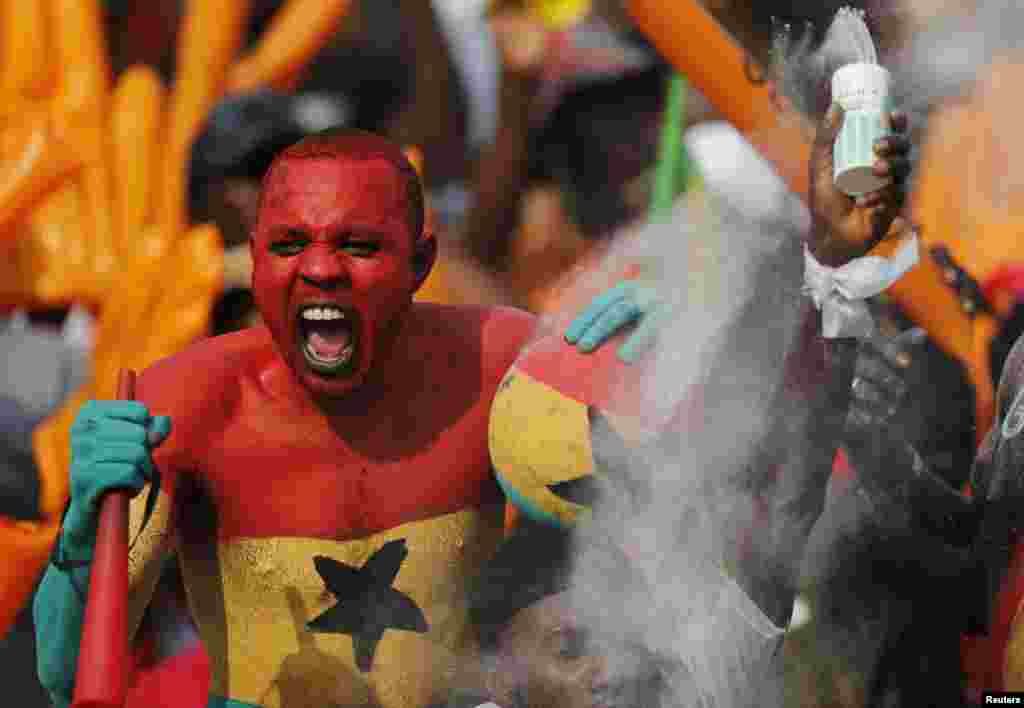 Ghana fans cheer during the team&#39;s 2015 African Cup of Nations Group C soccer match against Algeria in Mongomo, Equatorial Guinea.