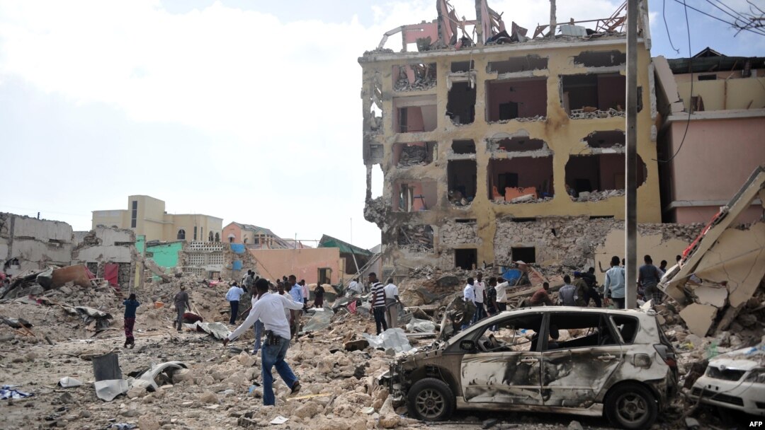 Warga berada di lokasi pasca serangan atas sebuah hotel di Mogadishu, Somalia hari Rabu (25/1).
