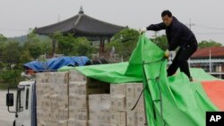 지난 2011년 5월 한국 파주에서 북한에 지원할 말라리아 방역 물자를 점검하고 있다.