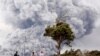 Warga menyaksikan letusan gunung Kilauea yang memuntahkan lava dan abu vulkanik dari kawah Halemaumau di kepulauan Hawaii, AS.