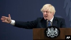 Perdana Menteri Inggris, Boris Johnson di Coventry, Inggris, 15 Juli 2021. (David Rose/Pool Photo via AP)