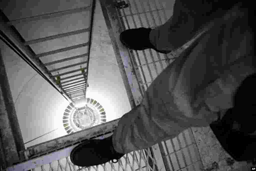 The world's tallest flagpole has 14 landings, spaced 12 meters apart, Dushanbe, Tajikistan, September 29, 2011. –VOA Photo Y. Weeks