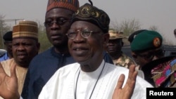 Ministan yada labarai na Najeriya, Lai Mohammed a lokacin da ya kai ziyara makarantar Dapchi