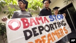 Jóvenes indocumentados durante una manifestación pidiendo el fin de las deportaciones.