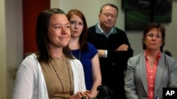 Michelle Wilkins, à gauche, s’adresse aux journalistes, aux côtés de sa sœur Sarah, deuxième à gauche, et de leur père Mark et mère Wendy, après l'audience du verdict contre Dynel Lane, au Centre de justice du comté de Boulder, à Boulder, Colorado, 29 avr