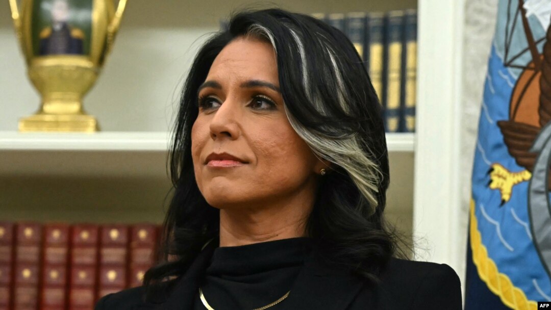 Tulsi Gabbard, Kongressning sobiq a'zosi, 20 yildan oshiq harbiy xizmatda bo'lgan. Oldin demokrat edi, hozirda respublikachi. Barak Obama va Jo Bayden siyosatining ashaddiy tanqidchisi. 