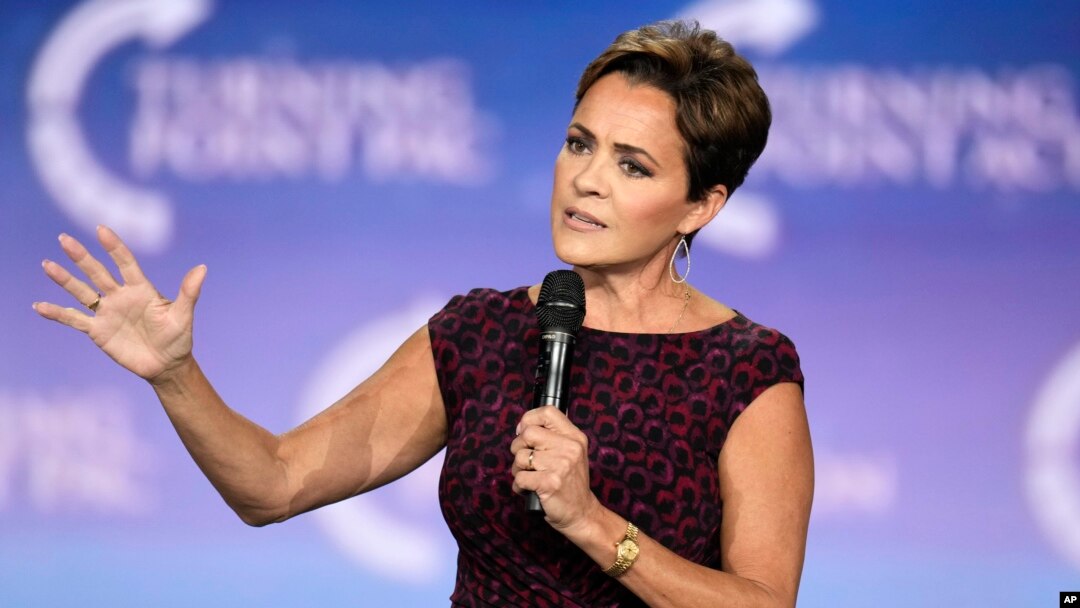 Keri Lejk, republikanska kandidatkinja za Senat u Arizoni, razgovara sa pristalicama tokom kampanje. 4. septembar, 2024. Mesa, Arizona. (Foto: AP/Ross D. Franklin)