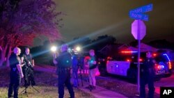 미국 독립기념일인 4일 텍사스주 포트워스 세차장에서 발생한 총격 사건 현장에서 경찰이 브리핑을 하고 있다. 
