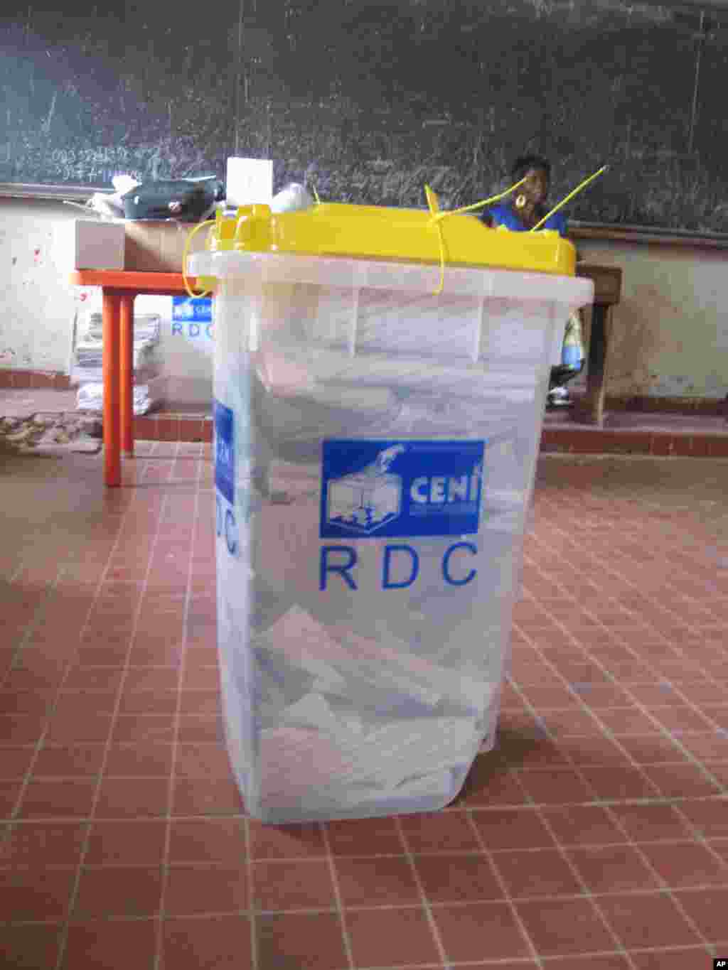 Urne election congolaise Nicolas Pinault VOA