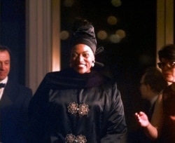 Opera singer Jessye Norman makes her way through the Hall of States in the Kennedy Center for Performing Arts in Washington, Dec. 7, 1997.