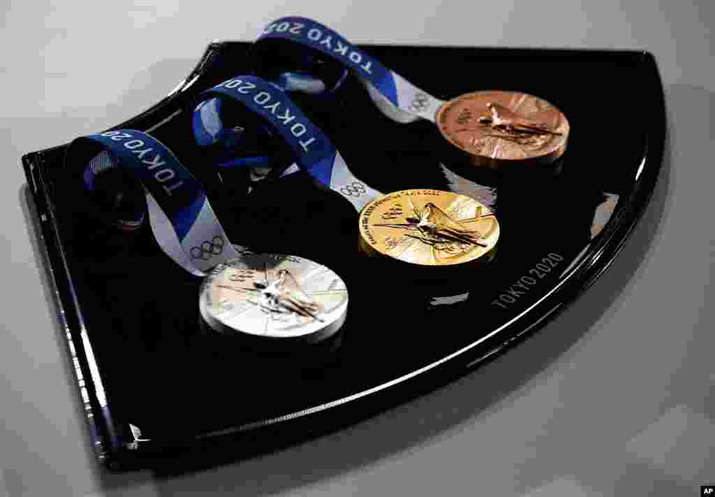 توکیو مدال‌های المپیک پیش رو و سینی که مدال‌ها بر روی آن ارائه خواهند شد را به نمایش عموم گذاشت.