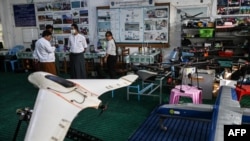 ဂြိုဟ်တုတည်ဆောက်ရေး လုပ်ဆောင်နေတဲ့ မိတ္ထီလာရှိ မြန်မာနိုင်ငံ လေကြောင်းနဲ့ အာကာသပညာတက္ကသိုလ်က ပညာရှင်များ။ (ဇွန် ၁၉၊ ၂၀၂၀)