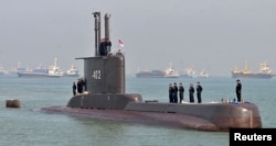 Personel TNI AL terlihat berada di atas kapal selam KRI Nanggala-402 saat tiba di Surabaya, Jawa Timur, 6 Februari 2012. (Foto: Antara / Risyal Hidayat via REUTERS)