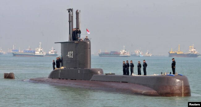 Personel TNI AL terlihat berada di atas kapal selam KRI Nanggala-402 saat tiba di Surabaya, Jawa Timur, 6 Februari 2012. (Foto: Antara / Risyal Hidayat via REUTERS)